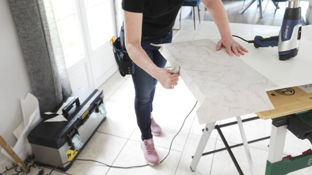 Pose de film adhésif marbre sur plan de travail – covering mobilier