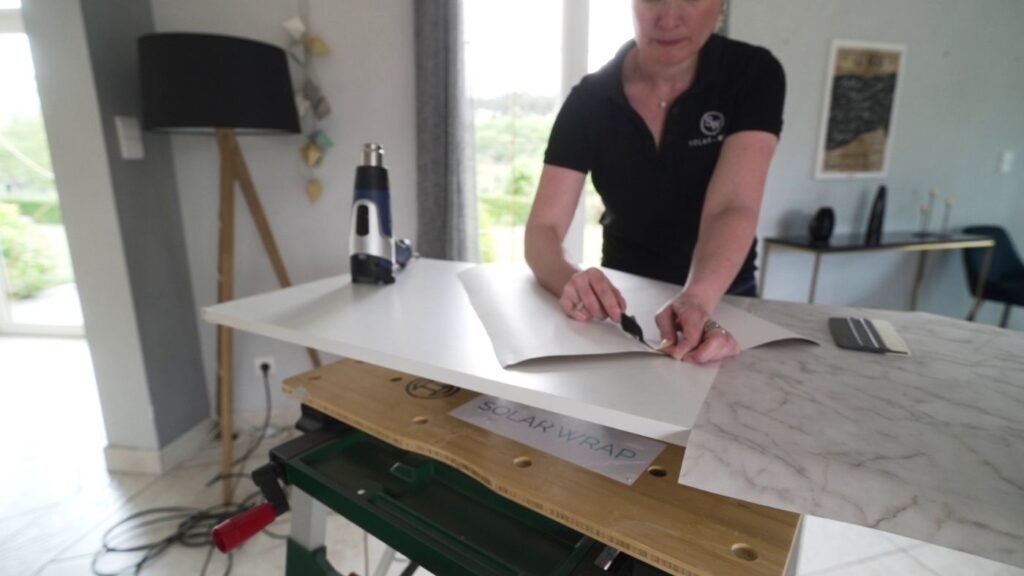 Le covering mobilier permet de moderniser un intérieur rapidement et à moindre coût, tout en valorisant le bien