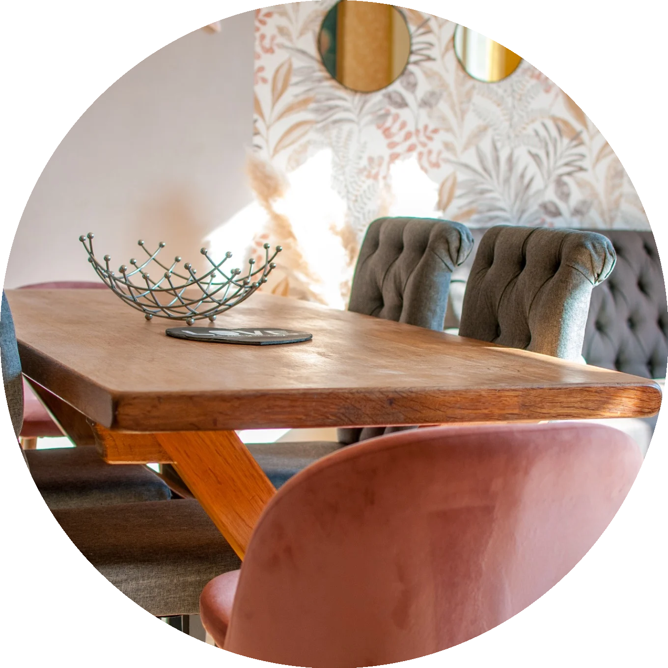 Espace de vie chaleureux du gîte Le Castel, proche du Zoo de La Flèche