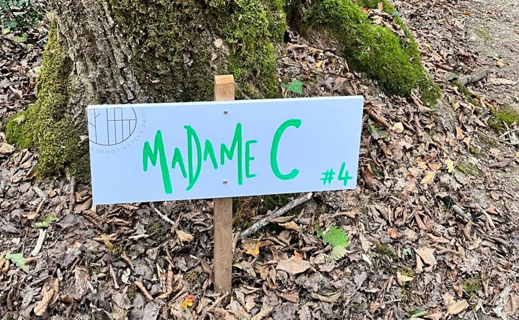 Panneau du lodge « Madame C » aux Loire Valley Lodges, un hébergement insolite en pleine forêt près de Tours.