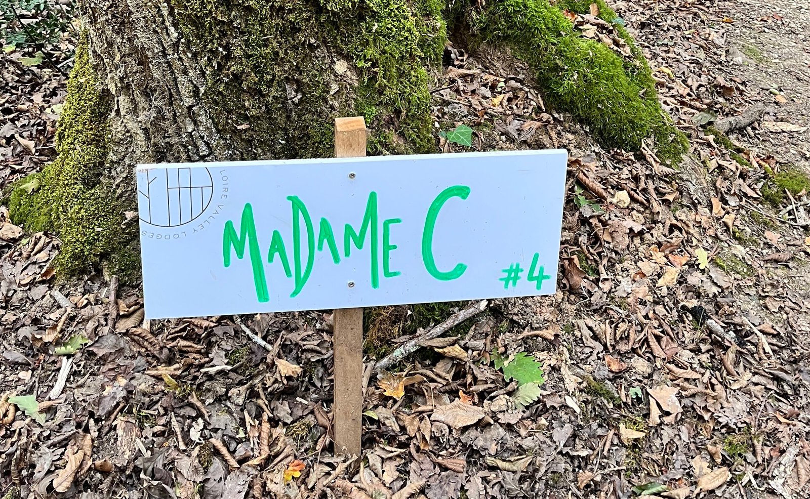 Panneau du lodge « Madame C » aux Loire Valley Lodges, un hébergement insolite en pleine forêt près de Tours.