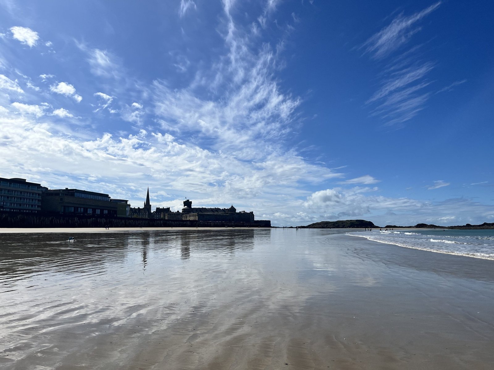 Vue panoramique de la plage et de la vieille ville de Saint-Malo sous un ciel bleu