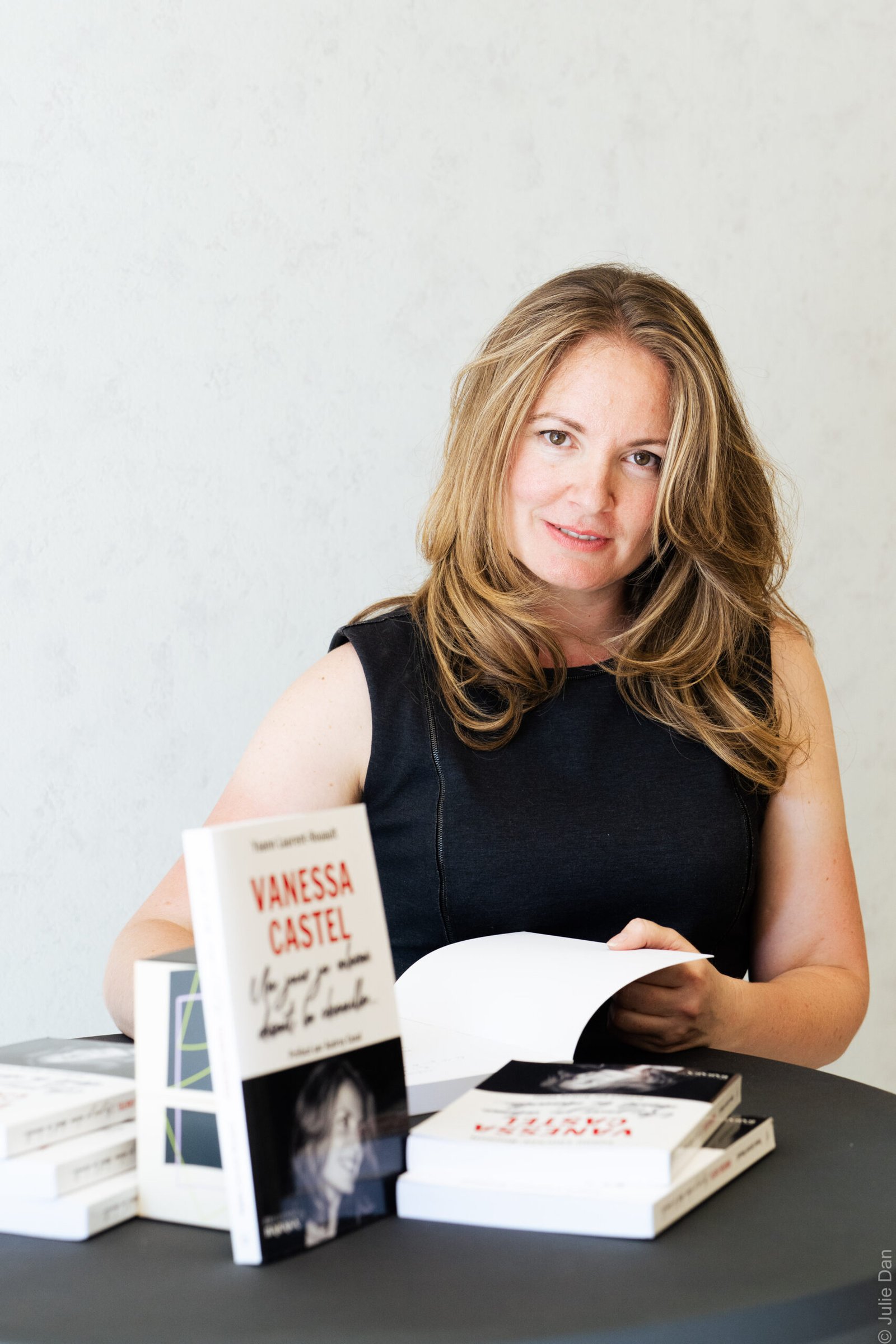 Vanessa Castel avec son livre « Un jour je volerai, disait la chenille... »